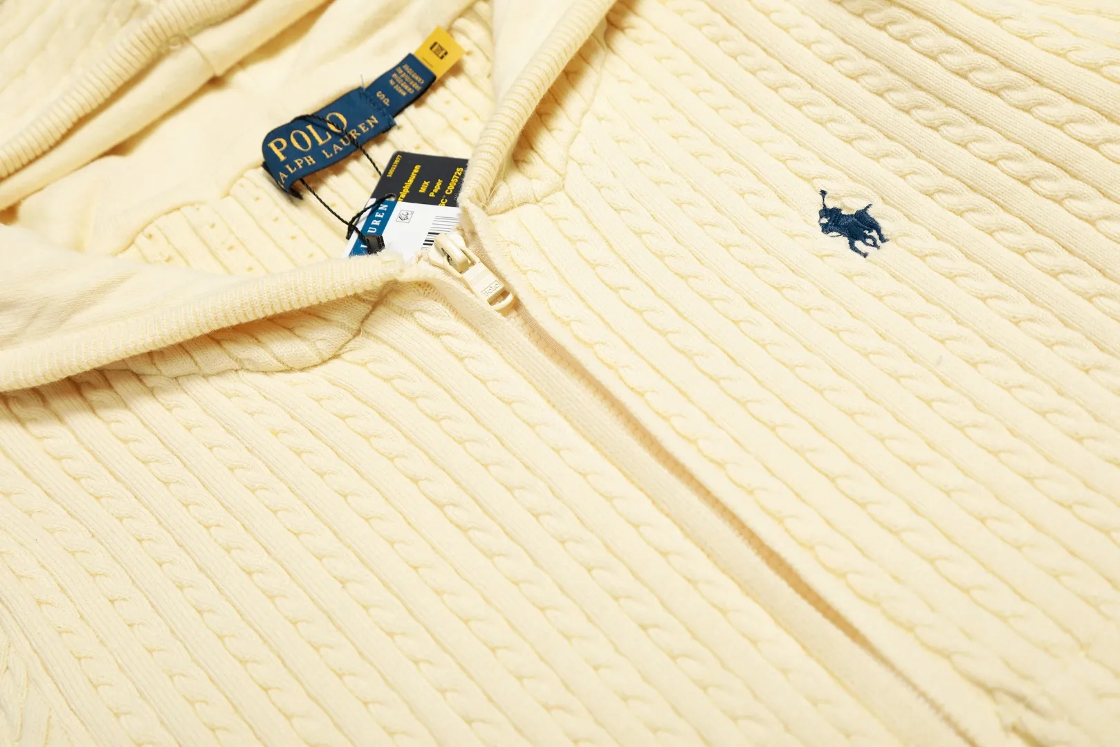 P310 Top quality" Style number: DS501# (not off the shelves all year round) [Ralph Lauren small twist solid color pony embroidered logo full zipper hooded jacket] ✅Ralph Lauren old money style classic basic versatile goddess style small twist zipper hooded jacket ✅Main supplier platform live broadcast Wholesale entity Replenish when out of stock Not off the shelf ✅ZP quality 1:1 version Scan the code to enter the GF website Counter quality ✅Customized zipper color is the same The full zipper stitching hood is very complicated. The small twist process takes a long time and the cost is extremely high. ✅The quality of the details is the only one in Guangzhou. Imported quality cotton yarn, focusing on high-end, cost-effective, good quality. Needless to say, the goddess’s upper body is really amazing, so sweet, so beautiful. This coat is really good-looking. Navy blue, apricot, pink, yellow, purple, light blue, Chinese red